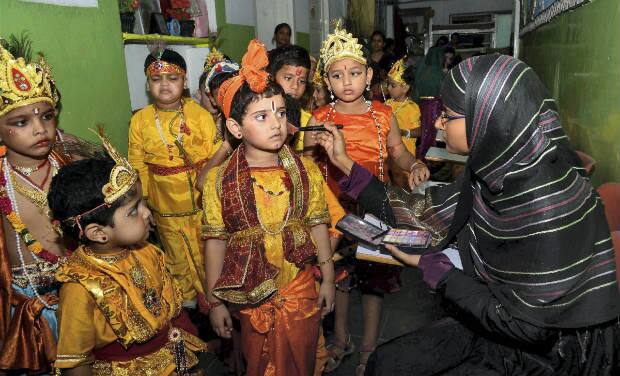 राधेकृष्णाच्या वेशात कृष्णजन्माष्टमी साजरी करताना मुस्लीम मुलं...