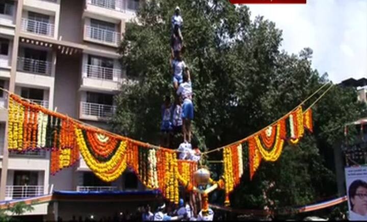 नौपाड्यात मनसेकडून या दहीहंडीचं आयोजन करण्यात आलं होतं. 