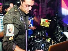Dj Bobby Deol Plays Gupt Songs At A Delhi Club Guests Demand Refund डीजे बॉबीने 'गुप्त'मधलं गाणं वाजवलं, श्रोत्यांची रिफंडची मागणी