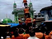 मुंबईत एकतेचा संदेश, गोविंदा पथकाची माहीम दर्ग्याला सलामी