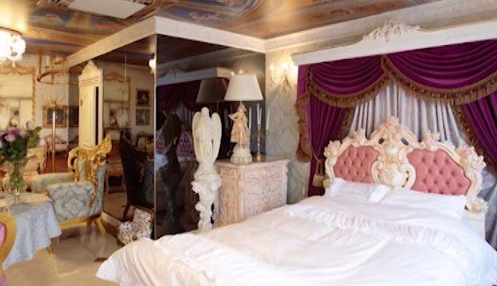 इतकंच नव्हे तर चांदीच्या ताट्यातून जेवणही देणार आहे. 