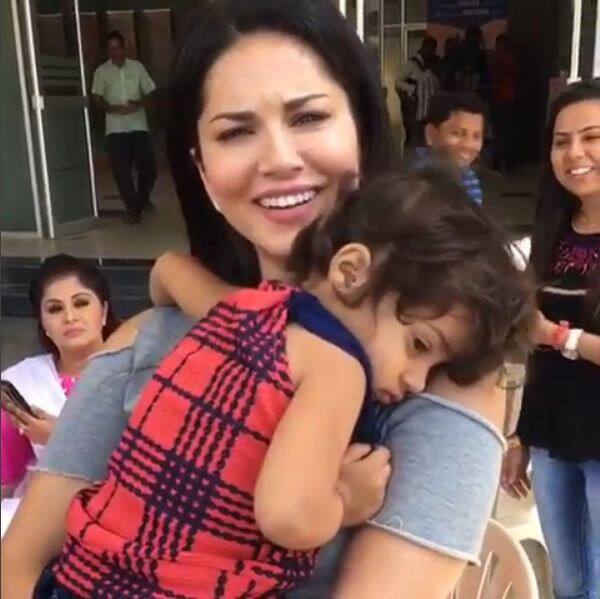 सनी आणि तिच्या या चिमुकल्या फॅनची केमिस्ट्रीने तिथे उपस्थितांची मने जिकंली.