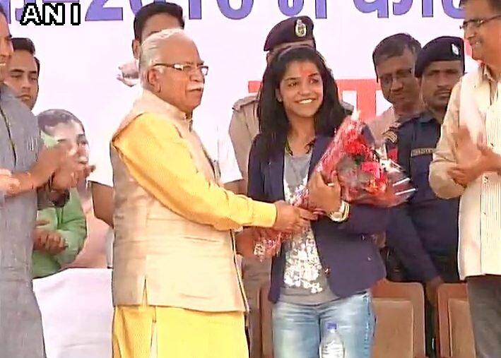 या स्वागतानंतर हरियाणा सरकारने साक्षी मलिकचा जंगी सत्कार केला. हरियाणा सरकारने साक्षीला 2.5 कोटी रुपयांचं बक्षीस दिलं, तसंच 'मुली वाचवा, मुली शिकवा' अभियानाचं ब्रँड अॅम्बेसेडरही केलं. 