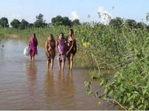 प्रसुतीसाठी पुराच्या पाण्यातून गर्भवतीची 6 किलोमीटर पायपीट