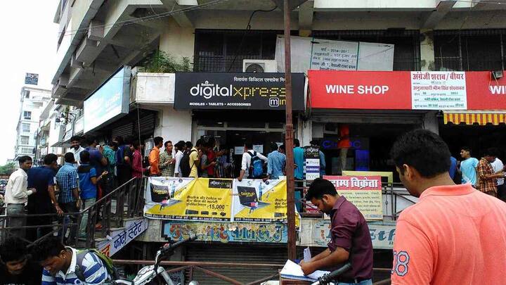 देशभरातील रिलायन्स जिओच्या डिजीटल एक्स्प्रेस स्टोअर्समध्ये मोफत 4G सिम मिळवण्यासाठी ग्राहकांच्या उड्या पडल्या आहेत.