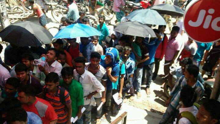 रिलायन्स जिओने काही स्मार्टफोन्ससाठी खास 4G ऑफर आणली आहे. याचा लाभ घेण्यासाठी ग्राहकांची मोठी गर्दी झाली आहे. रात्री 2 वाजल्यापासून लोक रांगा लावत आहेत. 