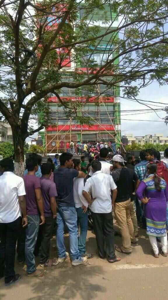 असं मिळवा जिओ सिम: गुगल प्ले स्टोअरमध्ये जाऊन Myjio अॅप डाऊनलोड करावं. त्यानंतर get jio sim>agree>get jio offer>location>next button>