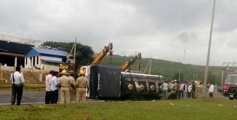 पुणे-बंगळुरु मार्गावर टँकर उलटला, वाहतुकीचा खोळंबा पुणे-बंगळुरु मार्गावर टँकर उलटला, वाहतुकीचा खोळंबा