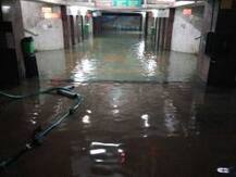 खांदेश्वर स्टेशनमध्ये पाणीच पाणी, प्रवाशांची तारांबळ