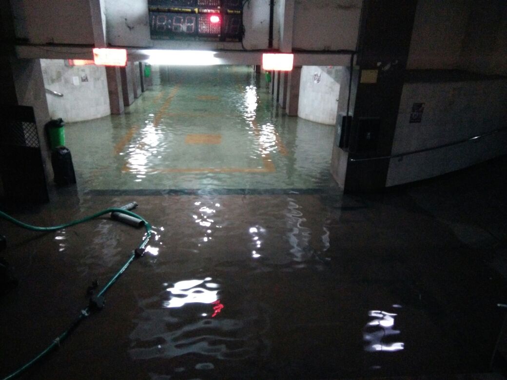 खांदेश्वर स्टेशनमध्ये पाणीच पाणी, प्रवाशांची तारांबळ