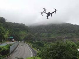 Mumbai Pune Expressway To Be Watched By Drone Camera मुंबई-पुणे एक्स्प्रेस वेवरील वेग आणि बेशिस्तीवर आता ड्रोनची नजर