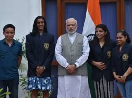 Pm Modi Hosts Sindhu Sakshi And Other National Sports Awardees क्रीडादिनाच्या पूर्वसंध्येला पंतप्रधानांची क्रीडारत्नांशी भेट