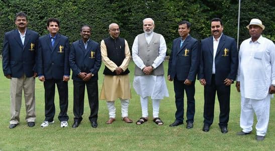 द्रोणाचार्य पुरस्कार विजेत्यांसह मोदी. दीपा कर्माकरचे प्रशिक्षक बिश्वेश्वर नंदी यांच्यासह सहा जणांची द्रोणाचार्य पुरस्कारासाठी निवड झाली आहे.