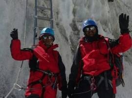 Nepal Banned On Pune Constable Couple For Claimed Pass Everest पुण्याच्या कॉन्स्टेबल दाम्पत्याचा एव्हरेस्ट सर केल्याचा दावा खोटाः नेपाळ