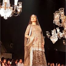 गरोदर करीनाचा लॅक्मे फॅशन वीकमध्ये रॅम्पवॉक