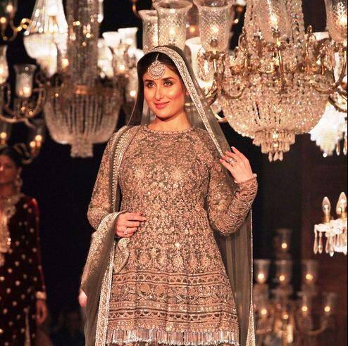 फॅशन डिझायनर सब्यासाचीने डिझाईन केलेला अतिशय भरजरी ऑलिव्ह ग्रीन रंगाचा लेंहगा, कुर्ती पॅटर्न चोळी आणि दुपट्टा यावेळी करीनाने परिधान केला होता. तर मांग टिक्यामुळे तिचं सौंदर्य अधिक खुललं होतं.