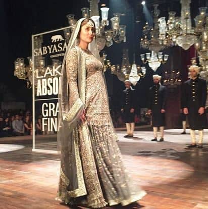 रॅम्पवॉकनंतर करीना अतिशय भावूक झाली होती. हे रॅम्पवर कायम लक्षात राहिल, कारण मी आणि बाळाने पहिल्यांदाच एकत्र रॅम्पवॉक केला, असं करीना म्हणाली.