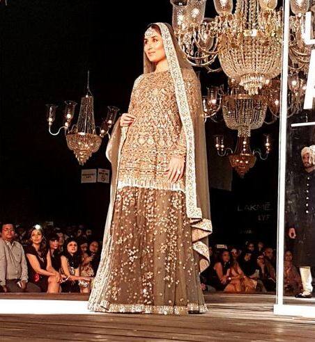 एकटी नाही तर आम्ही दोघेजण चालत होतो. हा क्षण माझ्यासाठी अतिशय खास आहे, असंही करीनाने सांगितलं.