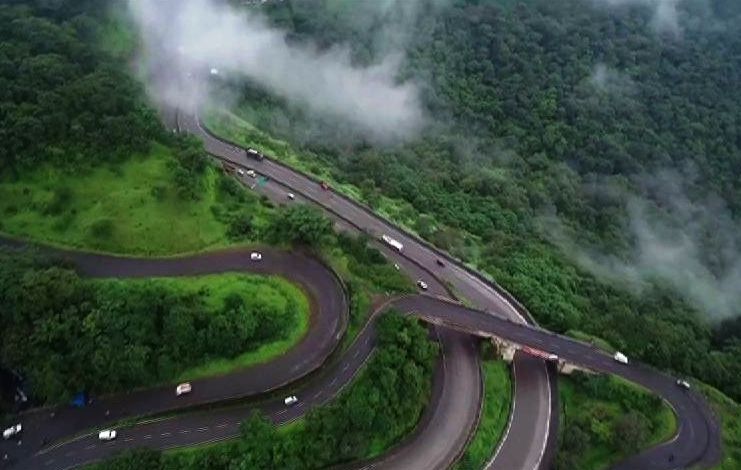 ड्रोन कॅमेऱ्यातून मुंबई-पुणे एक्स्प्रेस वेचं विहंगम दृश्य