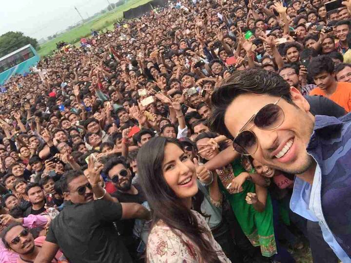 सिद्धार्थ आणि कतरिनाने अहमदाबादमधील हसमुख कॉलेजमध्ये सिनेमाचं प्रमोशन केलं.