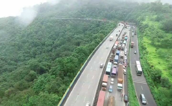 दरम्यान, मुंबई-पुणे एक्स्प्रेस वेवर आता ड्रोन कॅमेराद्वारे लक्ष ठेवले जाणार आहे. राज्य सरकारने गेल्या महिन्यात यासंबंधी घोषणा केली होती. शनिवारपासून याचे प्रात्यक्षिक खंडाळा घाटाखाली सुरु करण्यात आलं. शनिवार आणि रविवार दोन दिवस हे प्रात्यक्षिक घेण्यात आलं.