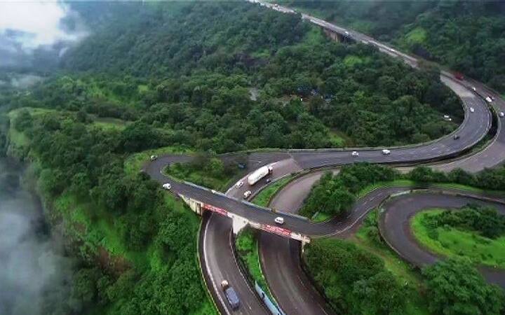 रस्ते विकास महामंडळ, ‘आयआरबी’च्या वतीने एक्स्प्रेस-वेवर चार ठिकाणी ड्रोन तैनात करण्यात येणार आहे. या पार्श्वभूमीवर शनिवारी प्रात्यक्षिकांचे आयोजन करण्यात आले होते. दरम्यान लेनची शिस्त मोडणाऱ्या अवजड वाहनांविरोधात कारवाईही करण्यात आली.