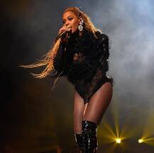 MTV म्युझिक अवॉर्ड शोमध्ये सेलिब्रिटींच्या अदा... 