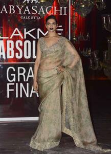 दीपिका आणि करिश्माच्या फोटोंची सोशल मीडियावर चर्चा! 