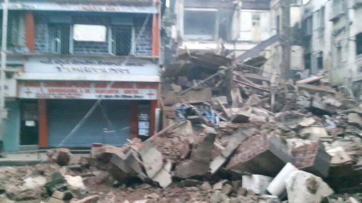गवालिया टँक परिसरातील इमारत कोसळली.