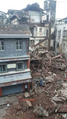 मुंबईतील गिरगावमध्ये चार मजली इमारत कोसळली!