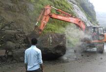 मुंब्रा बायपासवर दरड कोसळल्यामुळे वाहतूक कोंडी