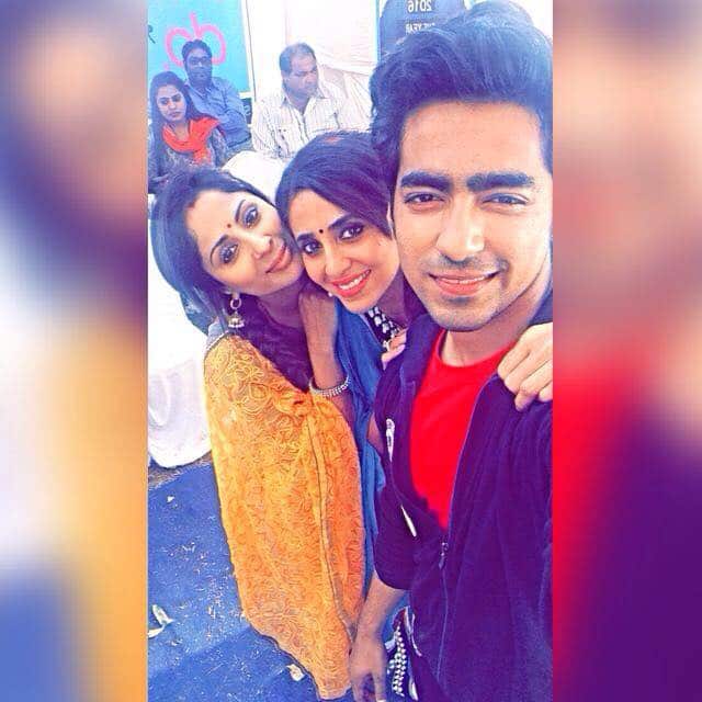 याशिवाय अनुज पंडित शर्माने शुद्ध देसी रोमांस सिनेमातही भूमिका केली होती. 