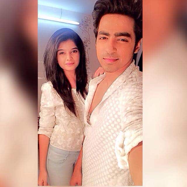 अनुज हा सोशल मीडियावर अॅक्टिव्ह असतो. इन्स्टाग्रामवरील त्याच्या फोटोंची झलक