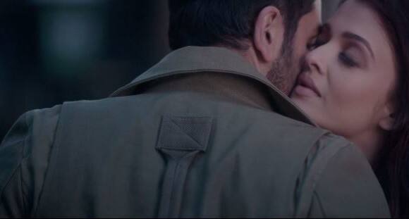 ऐश्वर्या आणि रणबीरची जोडी पहिल्यांदाच एकत्र प्रेक्षकांच्या भेटीला येत आहे. टीझरमध्ये रणबीर ऐश्वर्याचे इंटिमेट सिन्सही दाखवण्यात आले आहेत. सिनेमाच्या शुटिंगनंतर बिग बी अमिताभ बच्चन सुनेने दिलेल्या या दृष्यांमुळे नाराज झाले होते, असंही बोललं जातं.