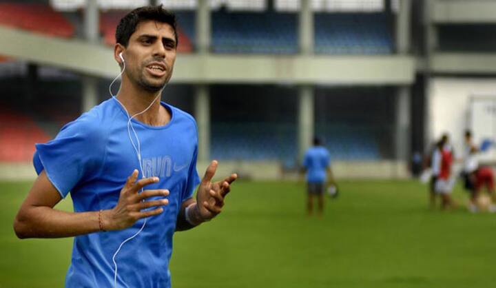 त्याचबरोबर त्यानं नेहरालाही मिष्किलपणे टोमणा मारला. अनेक वर्षापासून नोकियाचा साधा मोबाइल वापरणारा नेहरा देखील अपग्रेड झाला असून त्यानंही स्मार्टफोन घेतला आहे. 