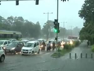 दिल्ली-गुढगाव दरम्यान मुसळधार पावसामुळे गुडगाव पोलिसांनी सर्वांना सावधगिरिने गाडी चालवण्याचा सल्ला दिला आहे.