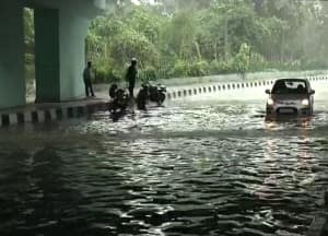 मुसळधार पावसामुळे दिल्ली वाहतूक पोलिसांनी अपघात टाळण्यासाठी सर्वांना प्रवासावेळी गाड्यांचे पार्किंग लाईट सुरु करून चालवण्याच्या सूचना दिल्या आहेत. या मुसळधार पावसाचा सर्वात जास्त फटका बाईक चालकांना बसला आहे. तर पायी प्रवास करणारे नागरिक फ्लायओव्हरचा आधार घेत आहेत.