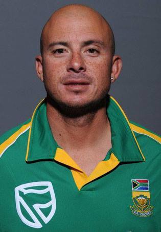 हर्शल गिब्ज - दक्षिण आफ्रिकेचा माजी क्रिकेटपटू हर्शल गिब्जनेही एकाच षटकात 6 सिक्सर ठोकले आहेत. गिब्जने 2007 मध्येच नेदरलँडविरुद्धच्या वन डे सामन्यात 6 षटकार टोलवले होते. नेदरलँडच्या डेन वेन बंजच्या षटकात गिब्जने हा पराक्रम केला होता. आंतरराष्ट्रीय क्रिकेटच्या इतिहासात 6 चेंडूत 6 षटकार ठोकणारा गिब्ज पहिला फलंदाज ठरला होता.