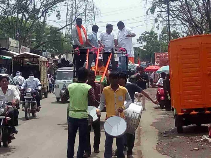 नेहमीप्रमाणेच शेतकऱ्यांमध्ये पोळ्याचा प्रचंड उत्साह जाणवत आहे. त्यातच एक महिन्यापासून दडी मारलेल्या पावसाने अनेक ठिकाणी हजेरी लावल्याने आनंदाचं वातावरण आहे. दरवर्षीप्रमाणे आजही पाऊस येणार का, याकडे बळीराजाचं लक्ष आहे.
