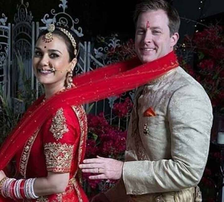 हे फोटो तिच्या फॅन क्लबनं सोशल मीडियावर पोस्ट केले आहेत. 