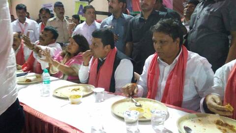 मुख्यमंत्र्यांचं कार्यकर्त्यांबरोबर सहभोजन! मुख्यमंत्र्यांचं कार्यकर्त्यांबरोबर सहभोजन!
