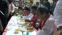 मुख्यमंत्र्यांचं कार्यकर्त्यांबरोबर सहभोजन!