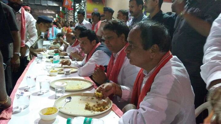 मुंबईतील एका कार्यक्रमानंतर आज मुख्यमंत्र्यांनी आपले मंत्री आणि कार्यकर्त्यांबरोबर सहभोजनाचा आनंद घेतला (फोटो सौजन्य: रश्मी पुराणिक)