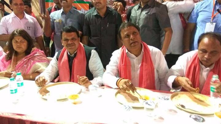 मुंबईतील एका कार्यक्रमानंतर आज मुख्यमंत्र्यांनी आपले मंत्री आणि कार्यकर्त्यांबरोबर सहभोजनाचा आनंद घेतला (फोटो सौजन्य: रश्मी पुराणिक)