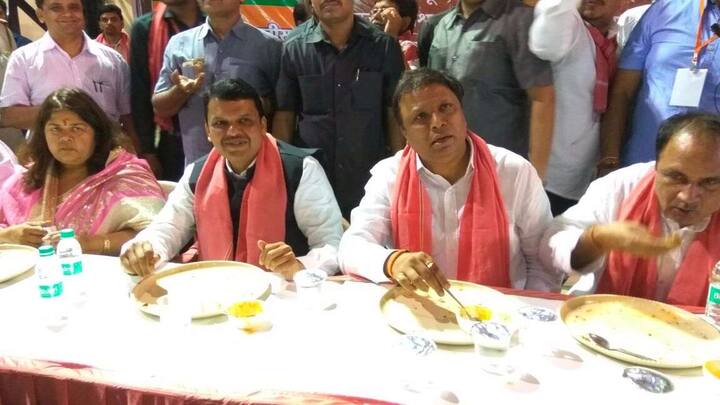 मुंबईतील एका कार्यक्रमानंतर आज मुख्यमंत्र्यांनी आपले मंत्री आणि कार्यकर्त्यांबरोबर सहभोजनाचा आनंद घेतला (फोटो सौजन्य: रश्मी पुराणिक)