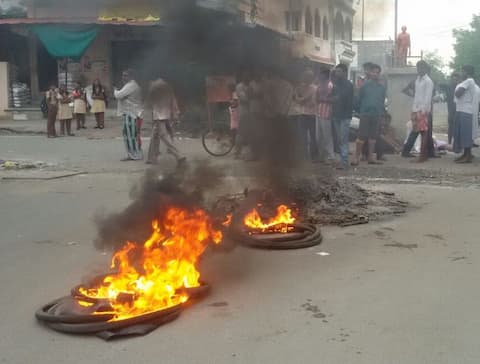 वाढत्या चोऱ्यांमुळे नागपूरकरांचा संताप, भल्या सकाळी जाळपोळ वाढत्या चोऱ्यांमुळे नागपूरकरांचा संताप, भल्या सकाळी जाळपोळ