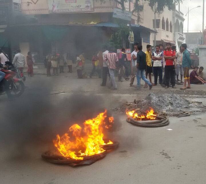 एकाच आठवड्यात 5 ठिकाणी चोऱ्या झाल्यामुळे संतप्त नागरिकांनी सकाळी सकाळी टायर जाळून पोलिसांचा निषेध केला.
