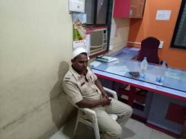 Attack On Psi In Sakri Police Station In Dhule धुळ्यात दोन गटातील हाणामारीत PSI गंभीर जखमी