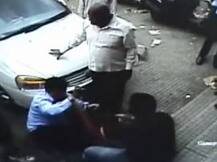 क्षुल्लक प्रश्नावरुन सुरक्षा रक्षकानं मॅनेजरलाच बदडलं, मारहाण सीसीटीव्हीत कैद