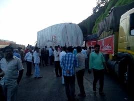 Mumbai Pune Expressway Traffic Jam Due To Accident कंटेनर उलटल्यानंतर मुंबई-पुणे एक्स्प्रेस वेवरील वाहतूक पूर्वपदावर